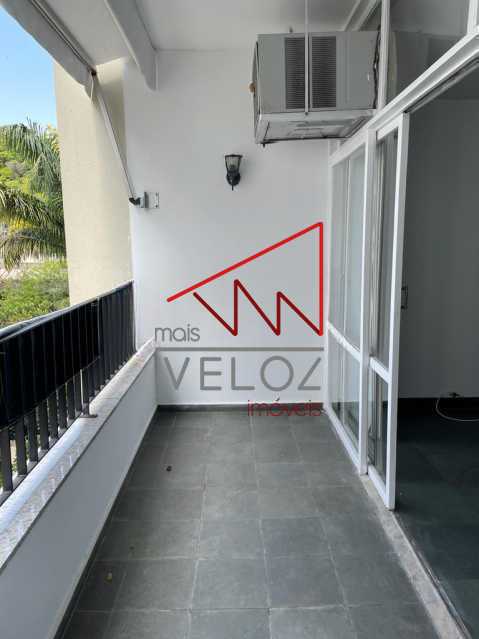 Apartamento à venda com 3 quartos, 135m² - Foto 2