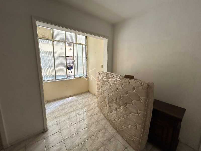 Apartamento à venda com 2 quartos, 70m² - Foto 2