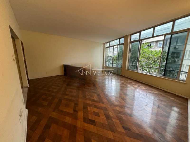 Apartamento à venda com 3 quartos, 130m² - Foto 2