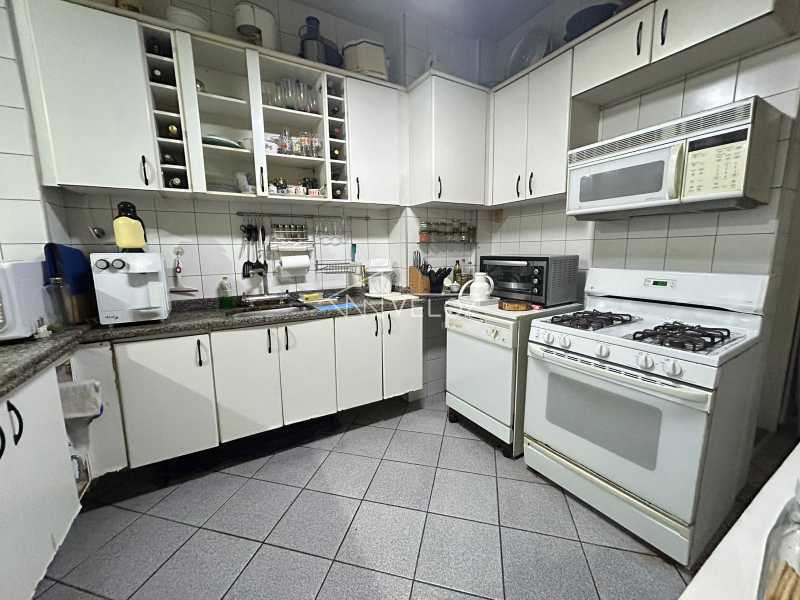 Apartamento à venda com 3 quartos, 210m² - Foto 9