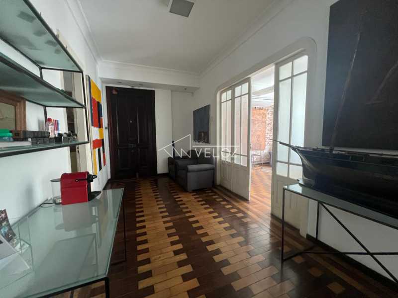 Apartamento à venda com 4 quartos, 189m² - Foto 1