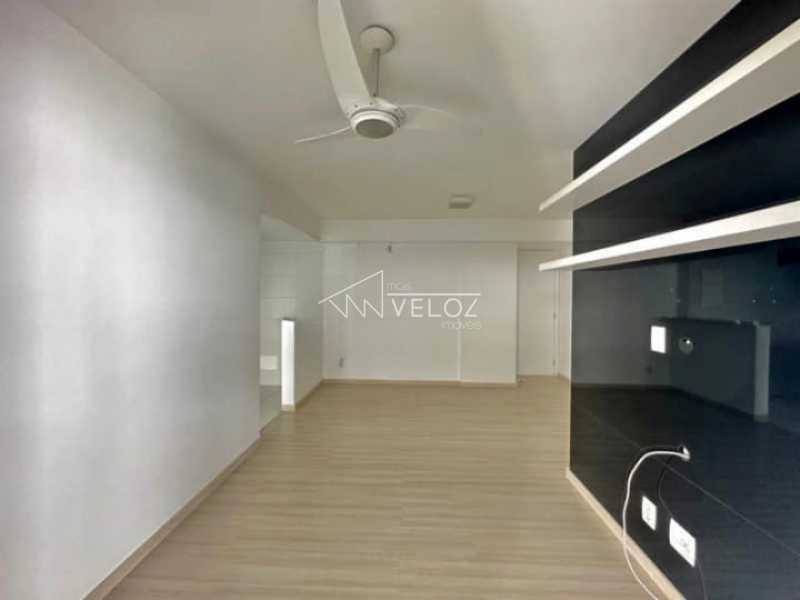 Apartamento à venda com 2 quartos, 70m² - Foto 2