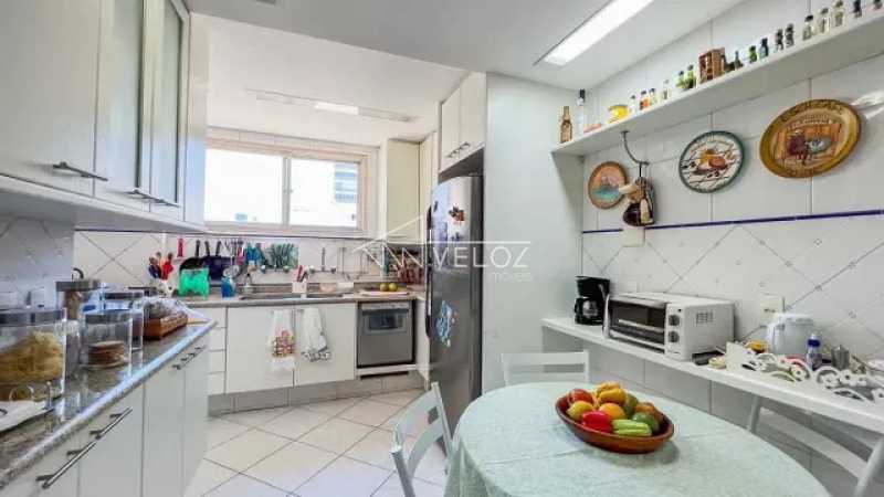 Apartamento à venda com 4 quartos, 245m² - Foto 18