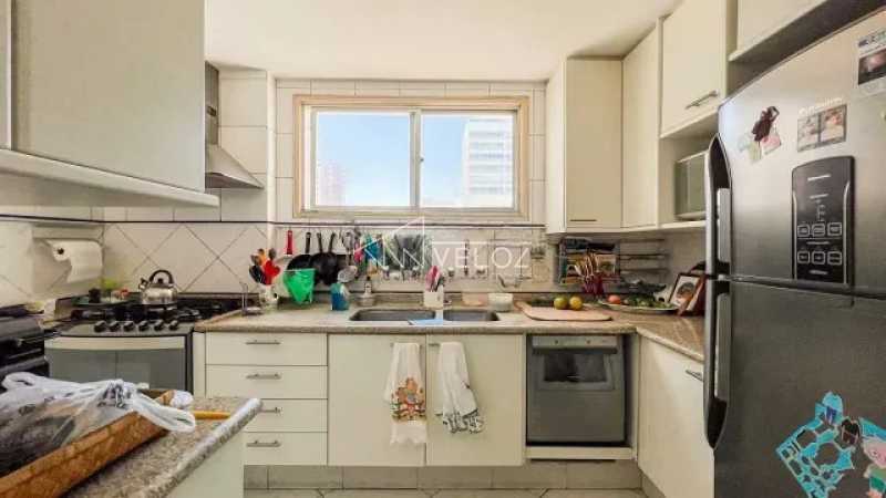 Apartamento à venda com 4 quartos, 245m² - Foto 19