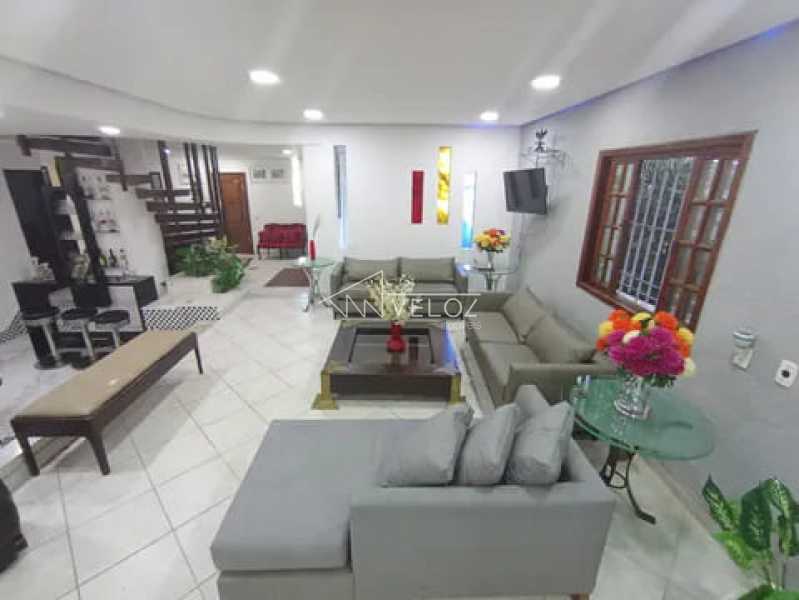 Casa à venda com 5 quartos, 1400m² - Foto 1