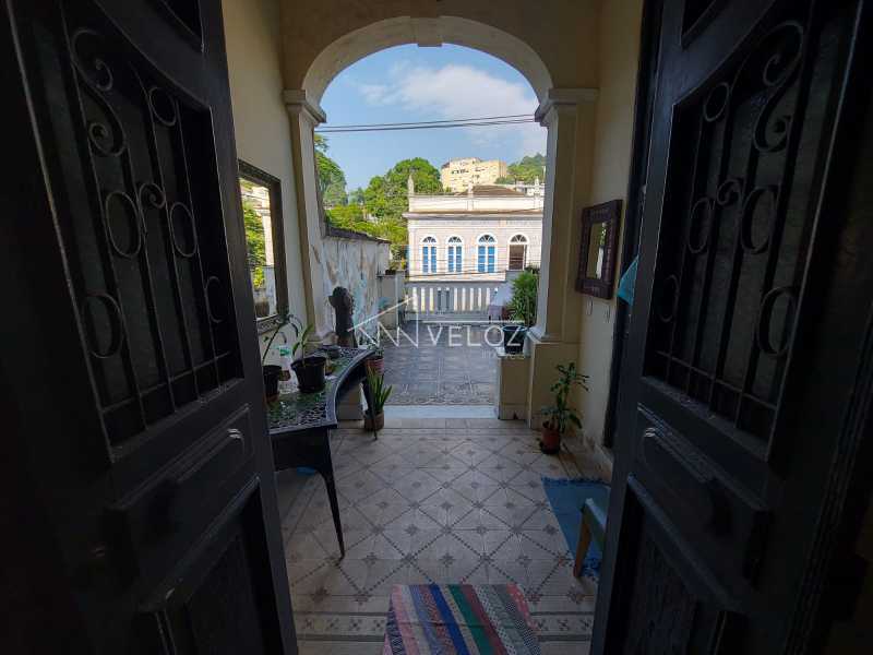 Casa à venda com 8 quartos, 216m² - Foto 1