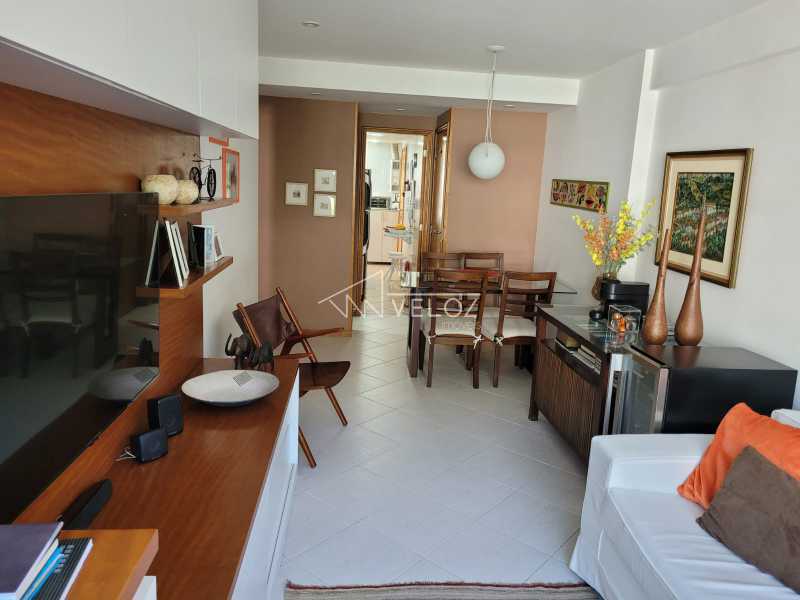 Apartamento à venda com 2 quartos, 67m² - Foto 2