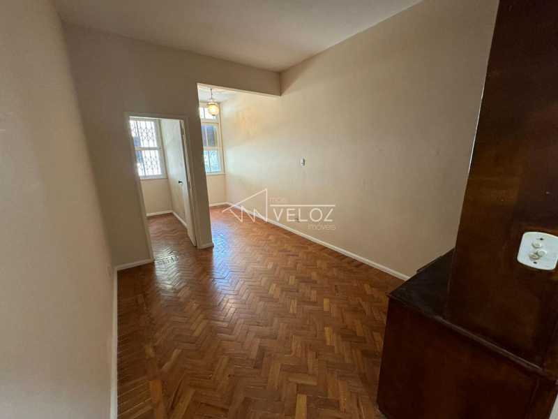 Apartamento à venda com 2 quartos, 70m² - Foto 2