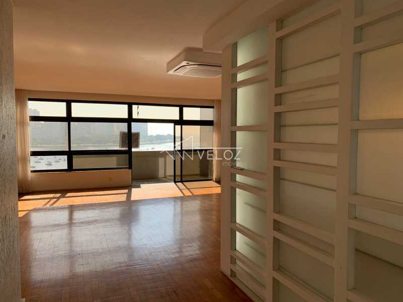 Apartamento à venda com 3 quartos, 215m² - Foto 2