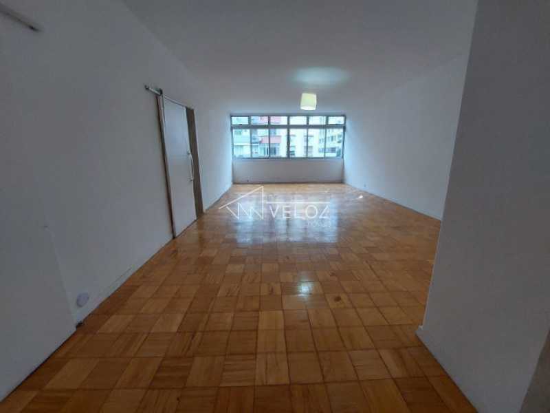 Apartamento à venda com 4 quartos, 180m² - Foto 1