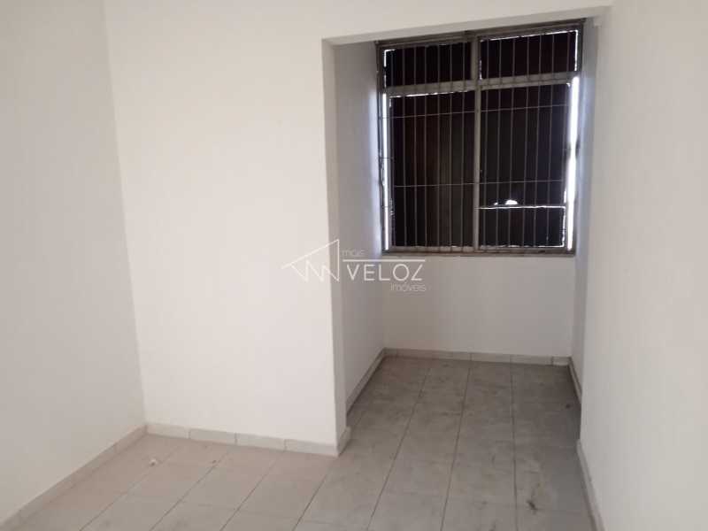 Apartamento à venda com 2 quartos, 70m² - Foto 3