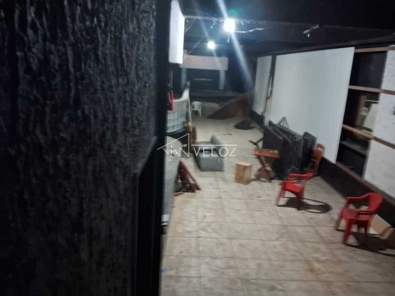 Casa Comercial à venda com 3 quartos, 300m² - Foto 4