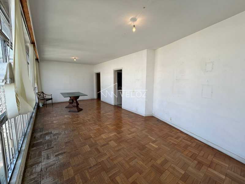 Apartamento à venda com 3 quartos, 150m² - Foto 2