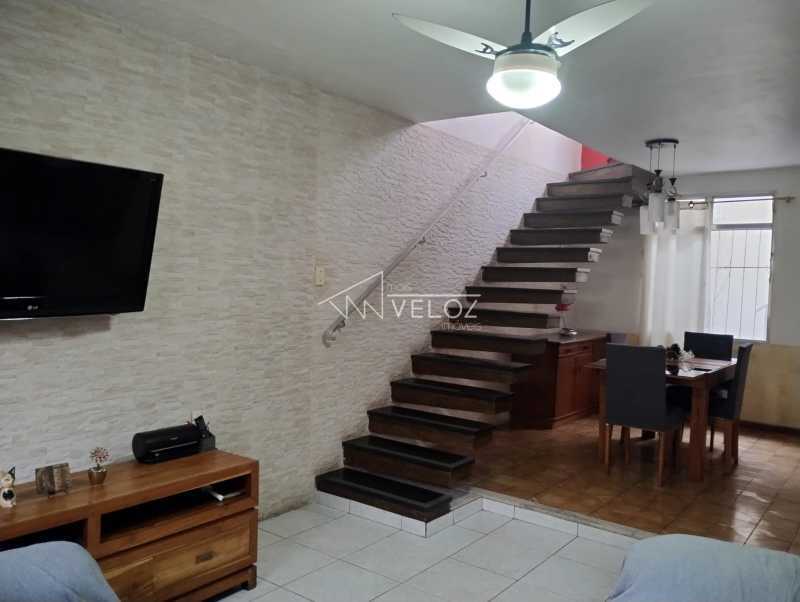 Casa à venda com 3 quartos, 179m² - Foto 1