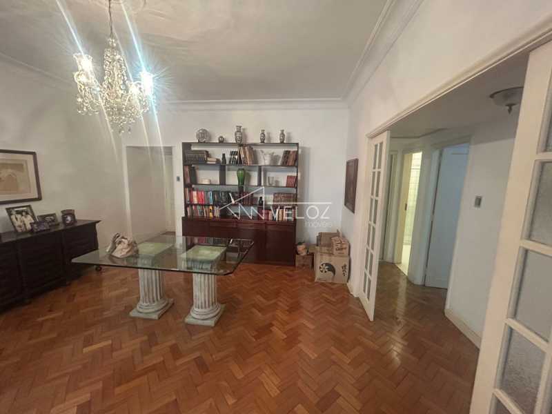 Apartamento à venda com 3 quartos, 112m² - Foto 2