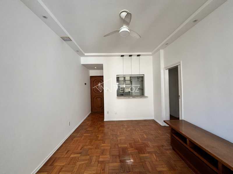 Apartamento à venda com 2 quartos, 70m² - Foto 2