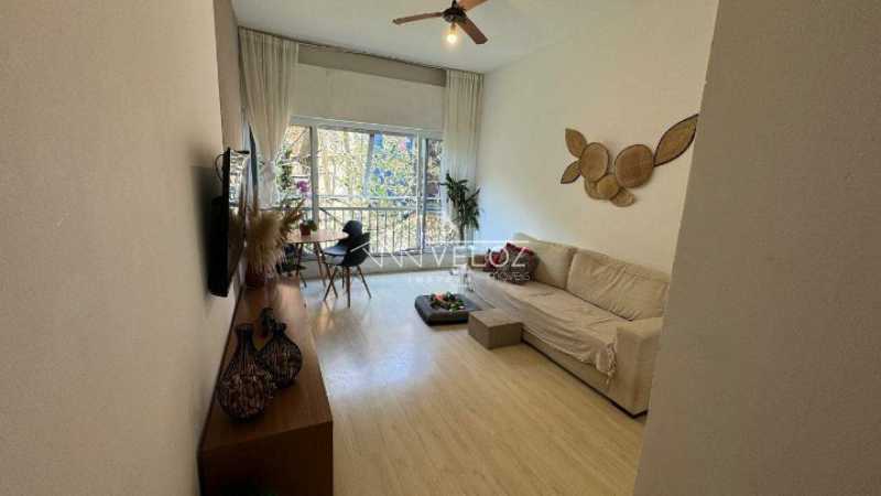 Apartamento à venda com 2 quartos, 63m² - Foto 2