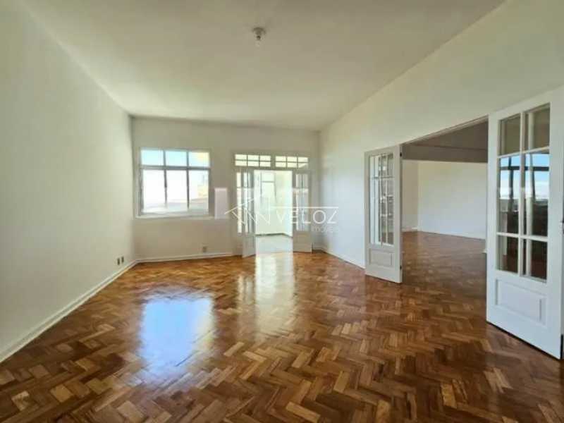 Apartamento à venda com 4 quartos, 213m² - Foto 2