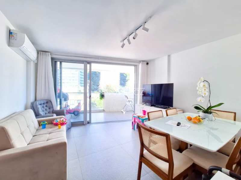 Apartamento à venda com 2 quartos, 77m² - Foto 2