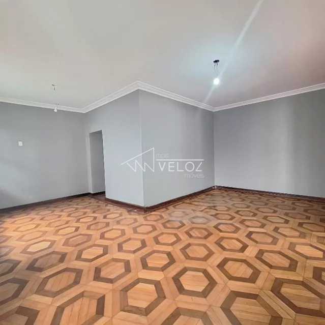 Casa à venda com 6 quartos, 250m² - Foto 1