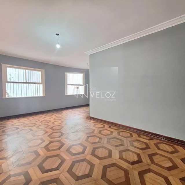 Casa à venda com 6 quartos, 250m² - Foto 2