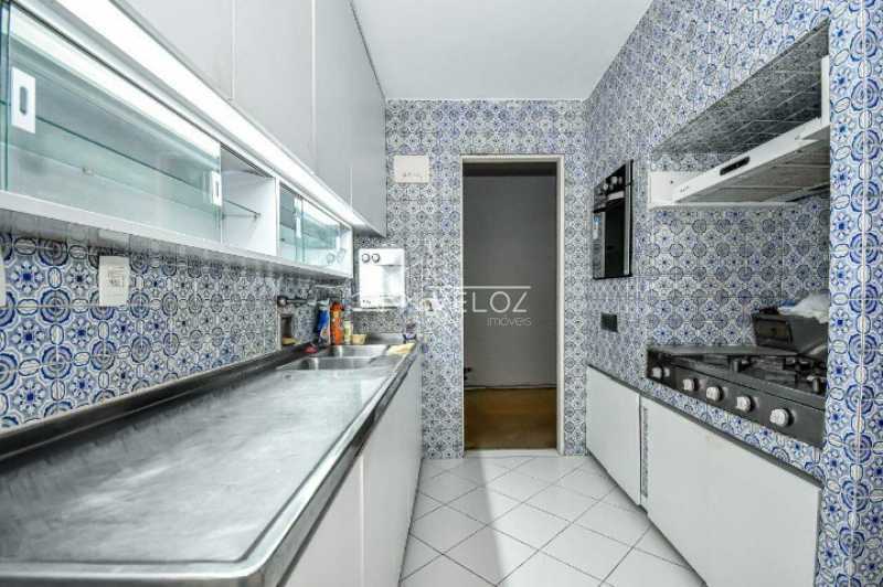 Apartamento à venda com 3 quartos, 200m² - Foto 18