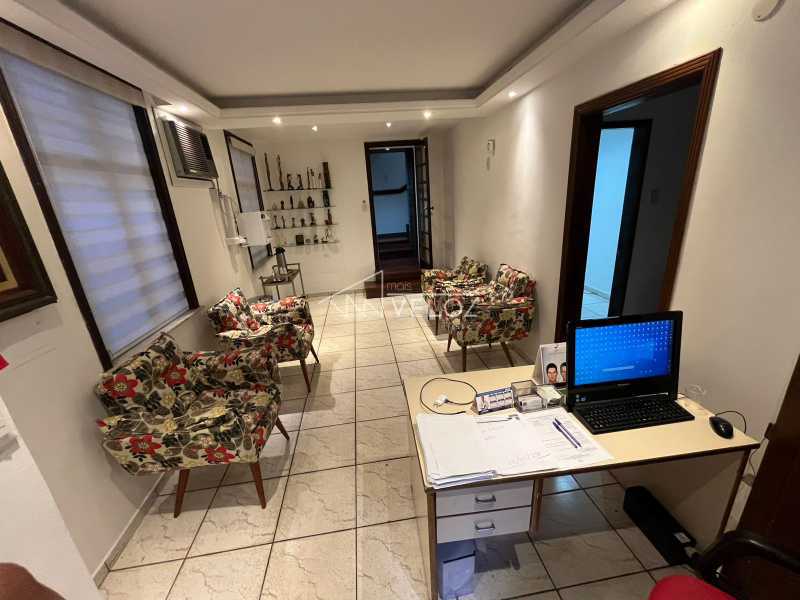 Casa à venda com 7 quartos, 300m² - Foto 2