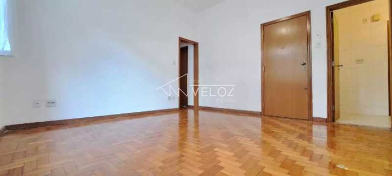 Apartamento à venda com 2 quartos, 70m² - Foto 2