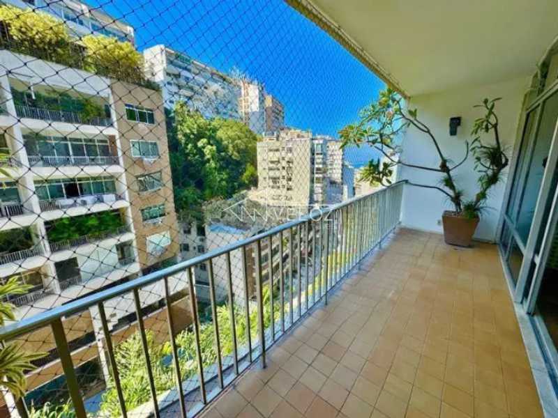 Apartamento à venda com 4 quartos, 238m² - Foto 2