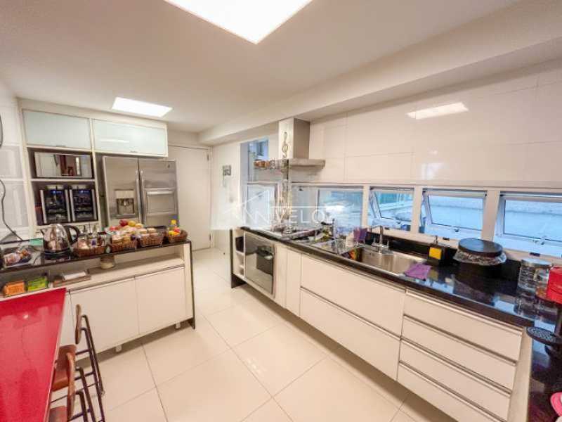 Apartamento à venda com 4 quartos, 227m² - Foto 18