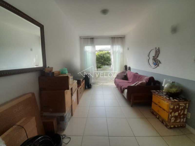 Apartamento à venda com 2 quartos, 70m² - Foto 2