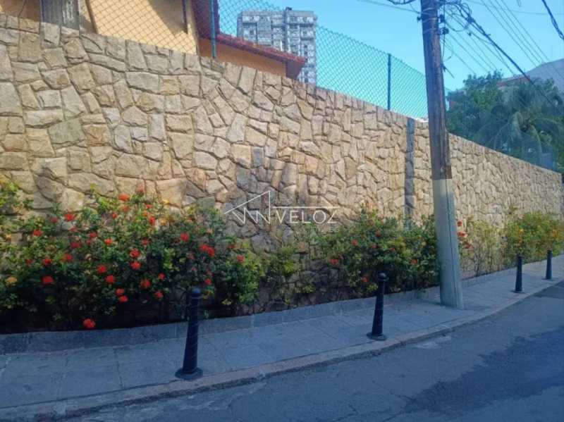Casa à venda com 4 quartos, 229m² - Foto 1