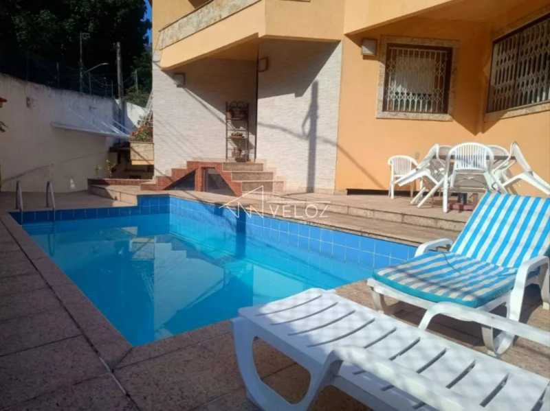 Casa à venda com 4 quartos, 229m² - Foto 4