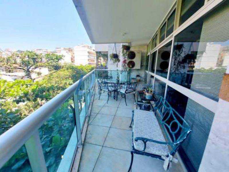 Apartamento à venda com 4 quartos, 240m² - Foto 1