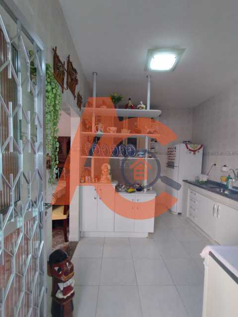 Casa à venda com 2 quartos, 80m² - Foto 2