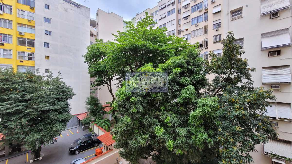 Apartamento à venda com 3 quartos, 200m² - Foto 2