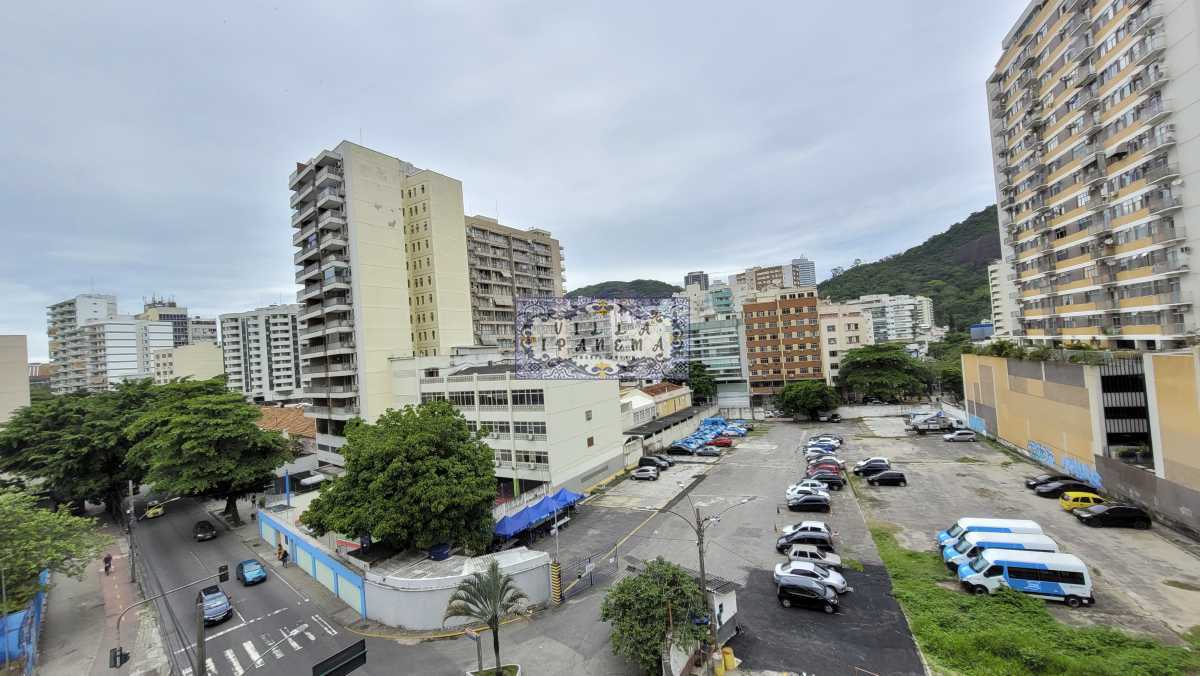 Apartamento à venda com 3 quartos, 146m² - Foto 2