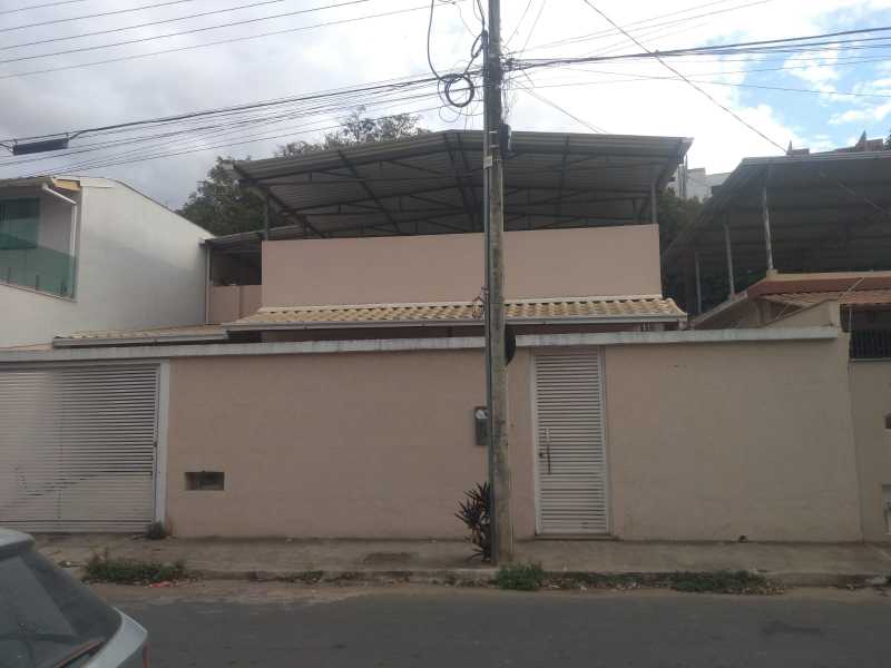 Casa à venda com 3 quartos, 240m² - Foto 1