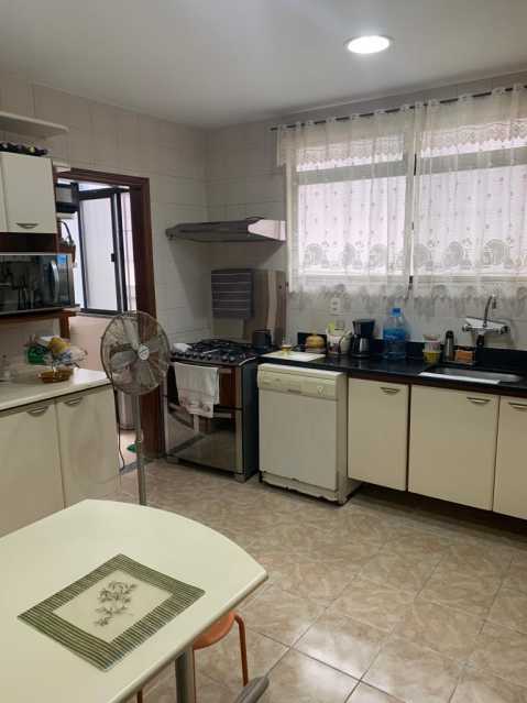 Apartamento à venda com 3 quartos, 240m² - Foto 3