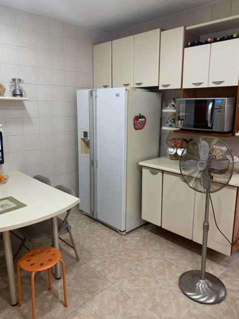 Apartamento à venda com 3 quartos, 240m² - Foto 4