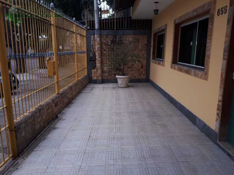 Casa à venda com 2 quartos, 200m² - Foto 1