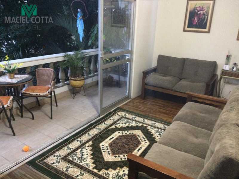 Apartamento à venda com 2 quartos, 70m² - Foto 2