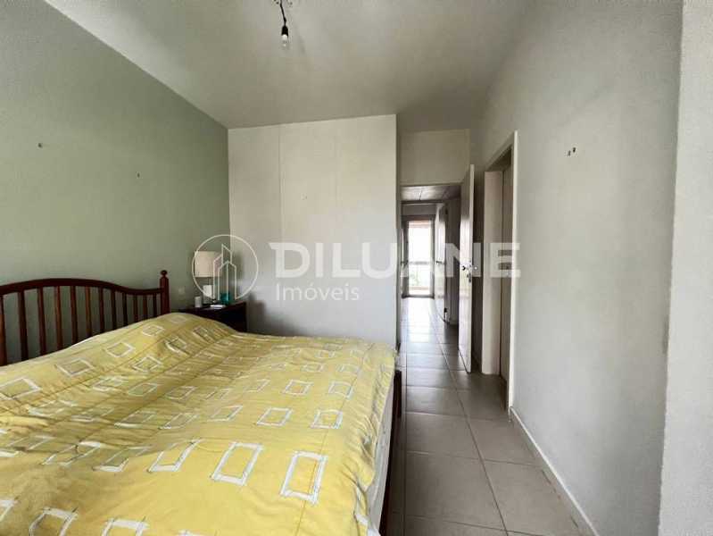 Apartamento à venda com 3 quartos, 159m² - Foto 8