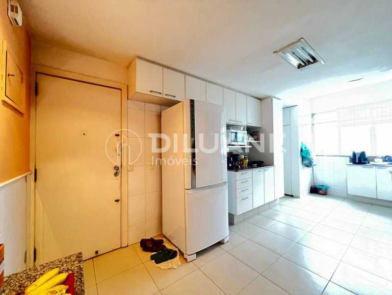 Apartamento à venda com 3 quartos, 159m² - Foto 21