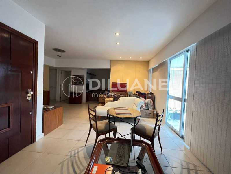 Apartamento à venda com 3 quartos, 159m² - Foto 2