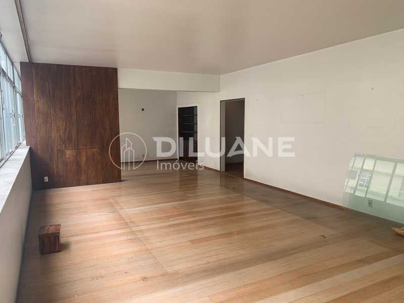 Apartamento à venda com 4 quartos, 222m² - Foto 2