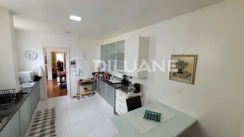 Apartamento à venda com 3 quartos, 240m² - Foto 30