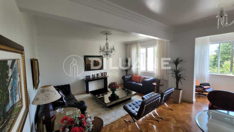 Apartamento à venda com 3 quartos, 240m² - Foto 4