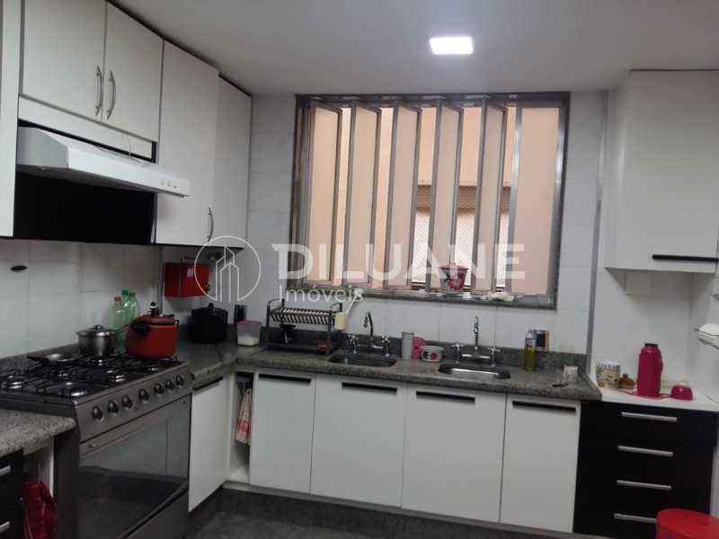 Apartamento à venda com 4 quartos, 250m² - Foto 11