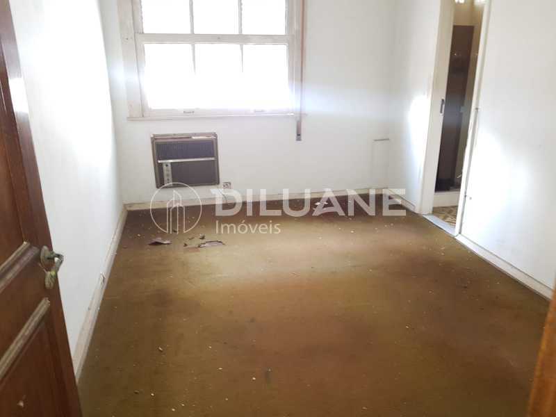 Apartamento à venda com 3 quartos, 212m² - Foto 10